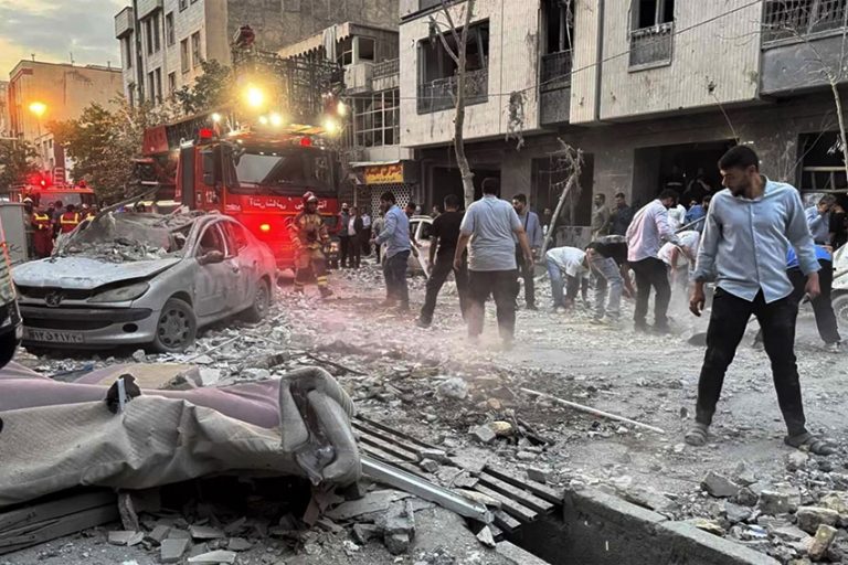خانواده در حال حفظ سلامت روان در شرایط بحران جنگ