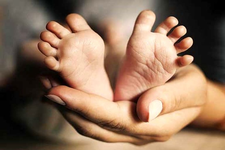 مشاور فرزندپذیر در حال ارزیابی خانواده متقاضی فرزندخواندگی