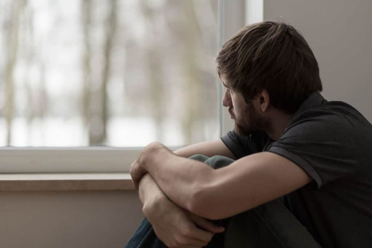 نقاشی یک هنرمند در حال خلق اثر هنری؛ نمایش رابطه افسردگی و خلاقیت