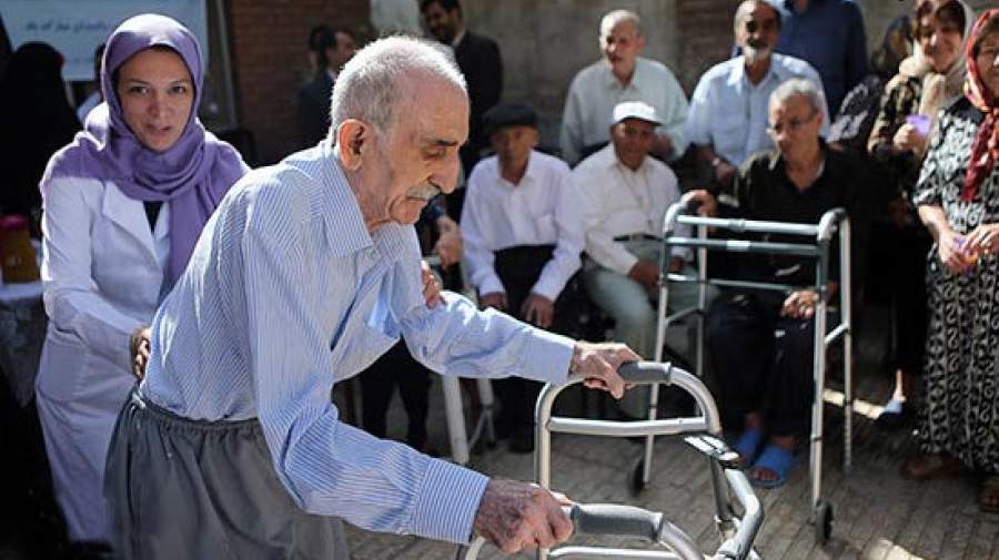 سالمند در حال دریافت مراقبت روانی و اجتماعی پس از بحران