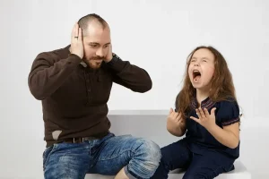 چرا فرزند بالغ با والدینش تند رفتار می‌کند؟ حقیقت پنهان پشت خشم فرزندان بزرگسال