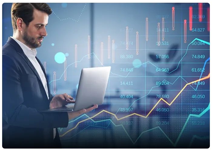 روانشناسی ترید فارکس - تریدر در حال ژورنال‌نویسی احساسی پشت مانیتور چارت