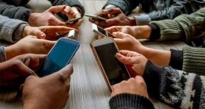 نسلِ تنها و اسیر فناوری | بحران خاموش اعتیاد دیجیتال و تنهایی در سلامت روان نسل جدید