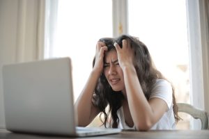 تفاوت حمله پانیک و حمله اضطرابی و راهکارهای مدیریت فوری