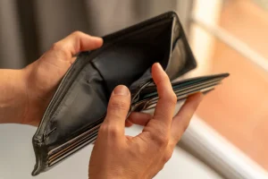 چگونه فقر کیفیت تصمیم‌گیری ما را تحت تأثیر قرار می‌دهد و پیامدهای آن چیست؟