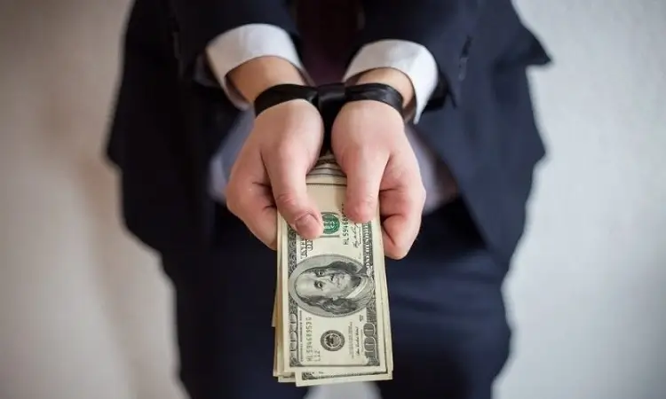 اخاذی مزمن و ترس روان‌شناختی در زندگی روزمره یک زن فروشنده خیابانی