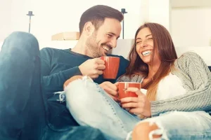 خونسرد بودن در رابطه یعنی چه؟ راهنمای درست رفتار کردن بدون فاصله گرفتن از عشق