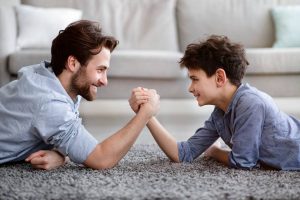 چگونه پسران را در برابر زن‌ستیزی مانوسفر محافظت کنیم؟ راهکارهای کلیدی تربیتی در دنیای مدرن