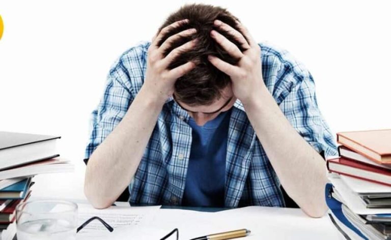 بررسی رابطه استرس تحصیلی و رفتارهای کمک‌گرایانه در دانشجویان