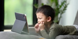 چگونه اسکرین‌تایم مغز و زبان کودک را بازنویسی می‌کند؟