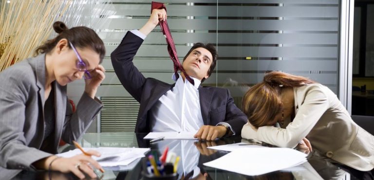 نمایی از فضای کاری با کارمند ناراضی؛ نمادی از منفی‌گرایی در محیط کار