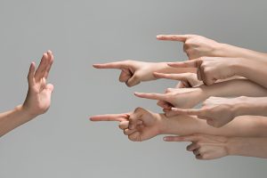 چرا ما با سرسختی از نظرات خود دفاع می‌کنیم؟