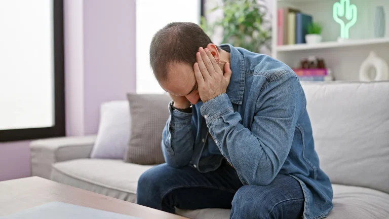 تصویری مفهومی از عوارض فیناستراید و افسردگی و تاثیر داروی ریزش مو بر مغز