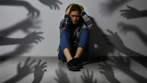 مصرف خودسرانه گل و حشیش؛ چرا خوددرمانی می‌تواند محرک پارانویا و بدبینی شدید شود؟