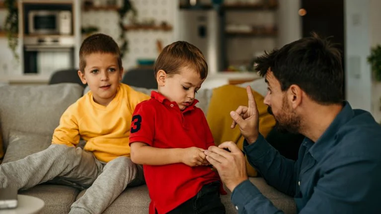 کودک و بزرگسال در گفت‌وگویی درباره احساسات و رفتار کودکان