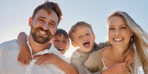 محیط خانواده چگونه بر اقتدارگرایی و گرایش به سلطه اجتماعی اثر می‌گذارد؟