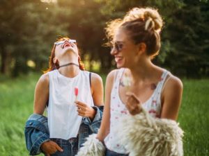 آیا خندیدن به خود برای سلامت روان مفید است؟
